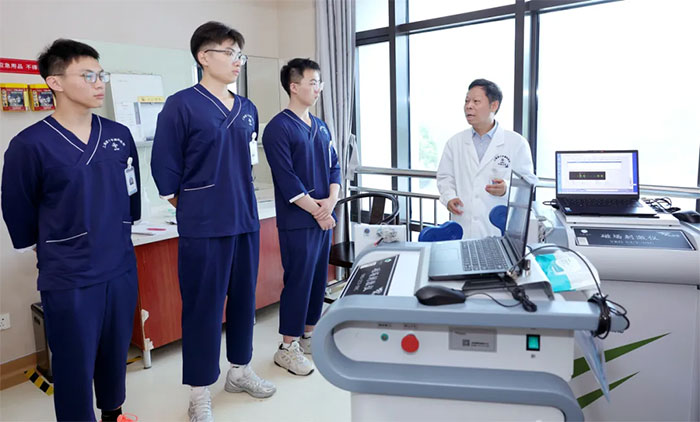 <b>ԺУ���� ����Ӣ�� �� �Ϻ�ɼ��ѧԺ����ҽѧ����ѧԺѧ������Ժ�ٴ�ʵ����ϰ</b>